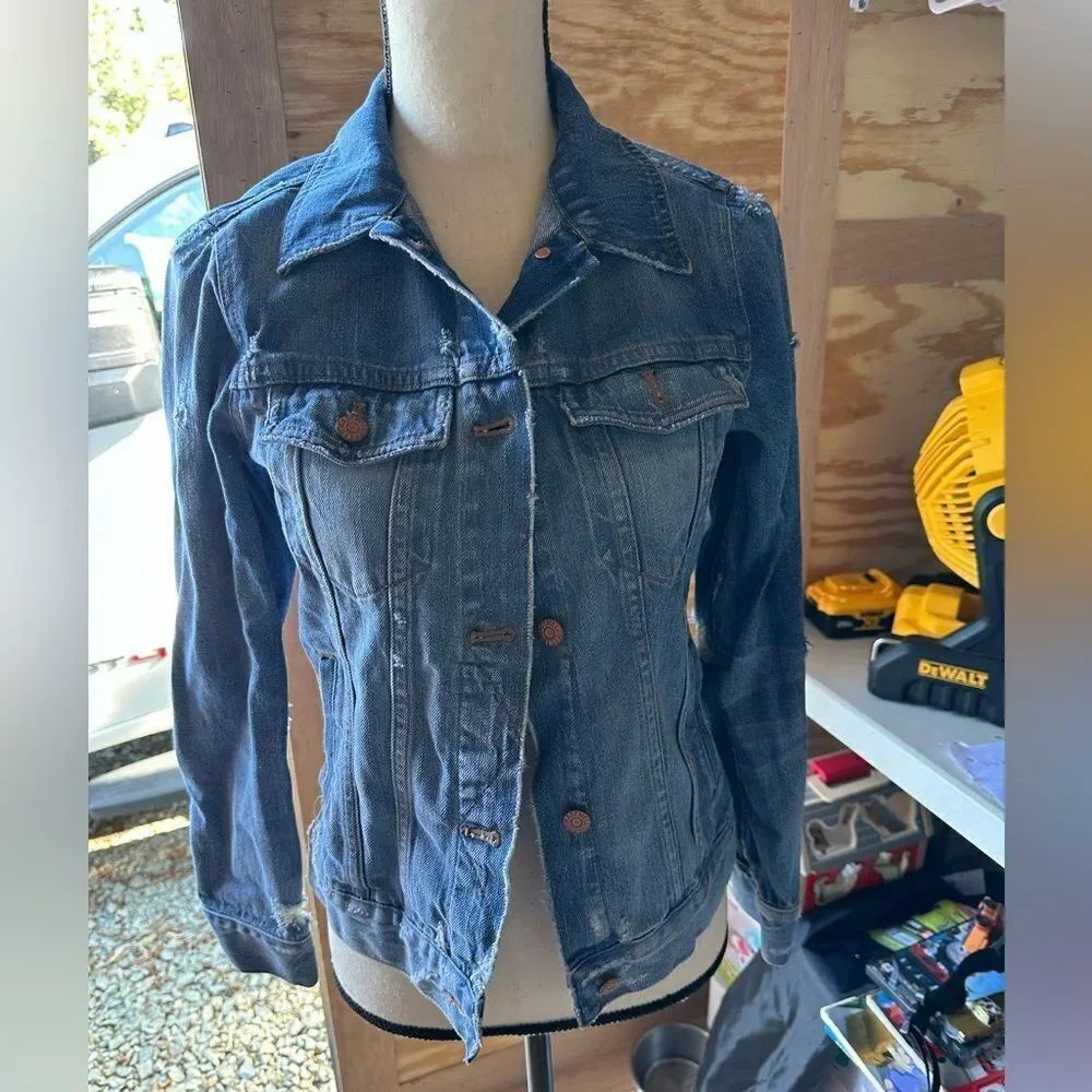 Madewell Blue Jean Jacket with Fitted Silhouette and Contrast Stitching
